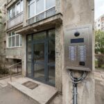 Interfon stricat in bloc? Cine decide reparatia in Sector 2